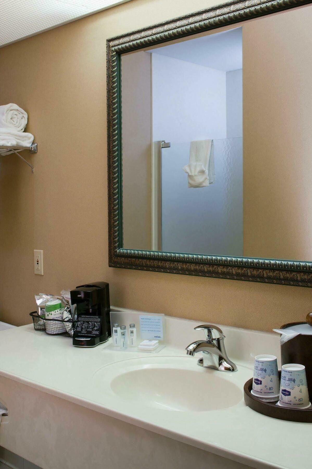 Hampton Inn Mount Pleasant Bagian luar foto