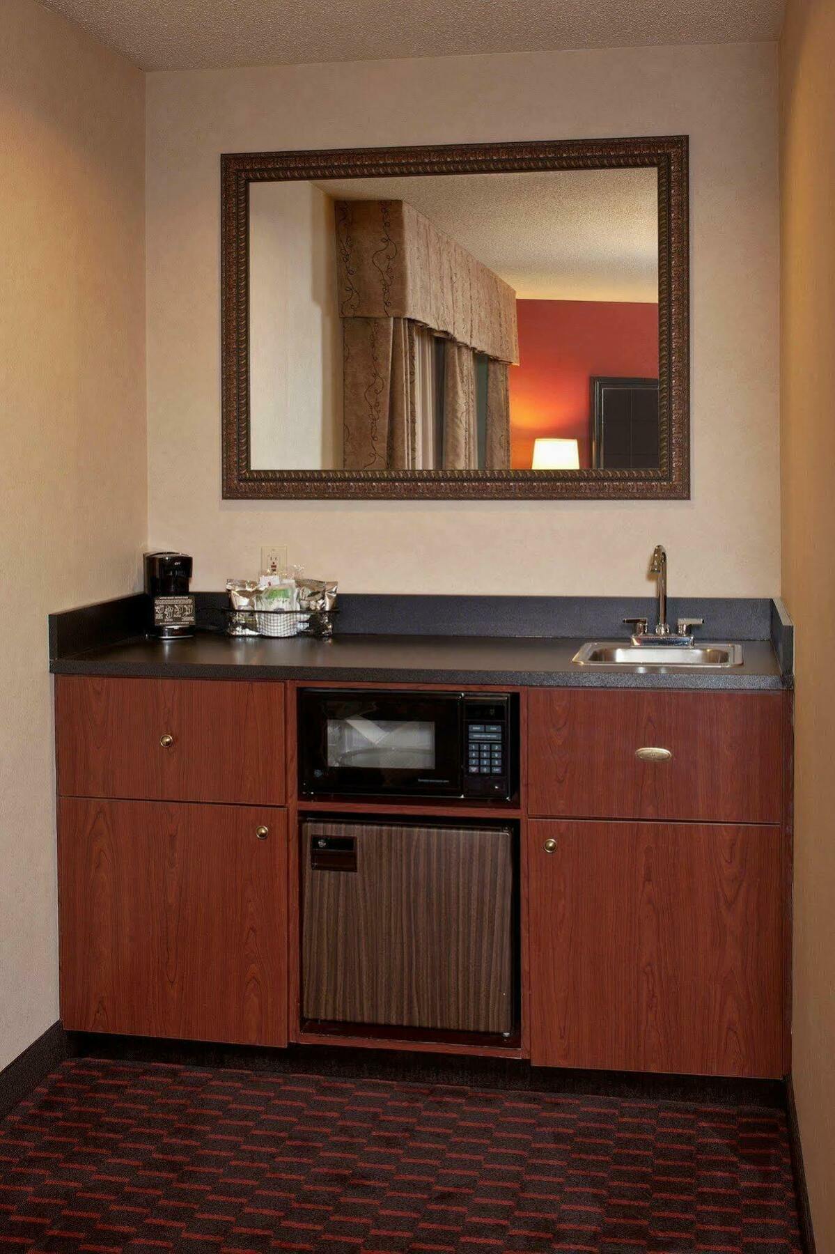 Hampton Inn Mount Pleasant Bagian luar foto